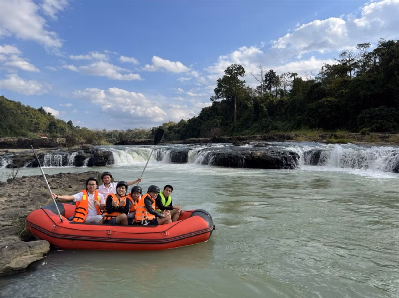 Du khách tham gia chèo thuyền trên sông