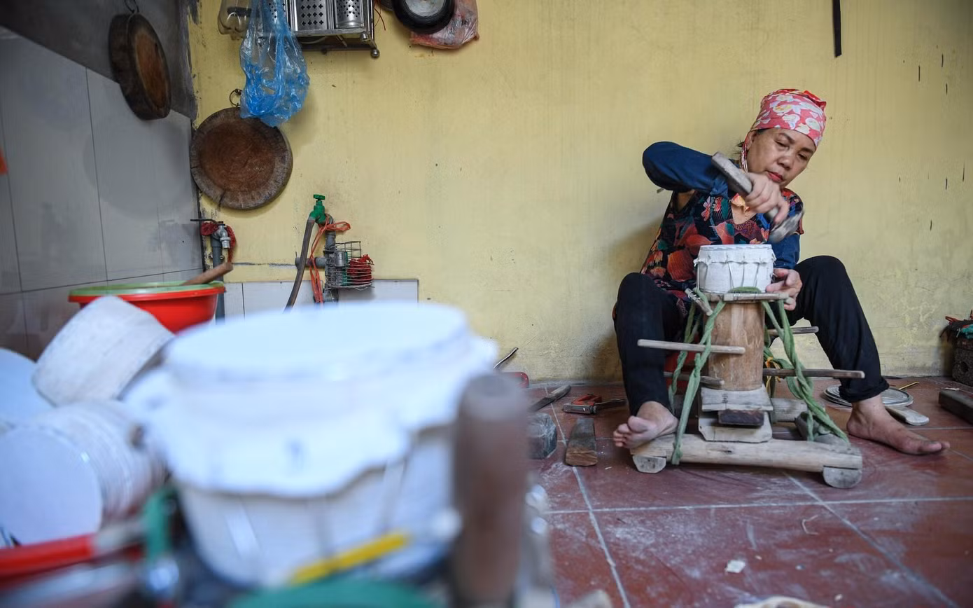 Một thợ nữ đang bưng trống