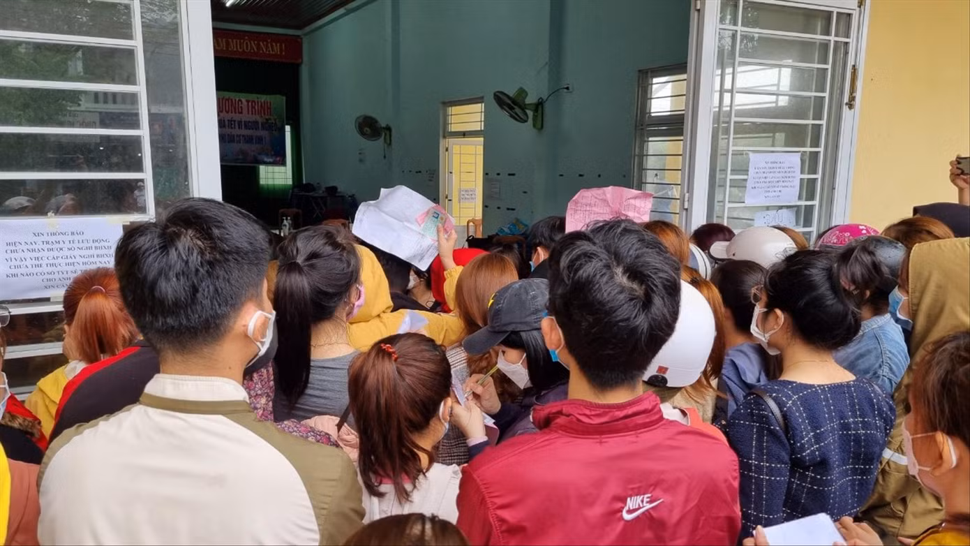 Người dân chen chúc xin giấy xác nhận khiến trạm y tế lưu động vỡ trận Ảnh: Thanh Trần