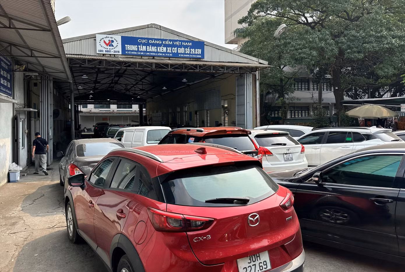 Ùn ứ kéo dài tại trung tâm đăng kiểm 2903V (Cầu Giấy) trong đầu tháng 5 vừa qua