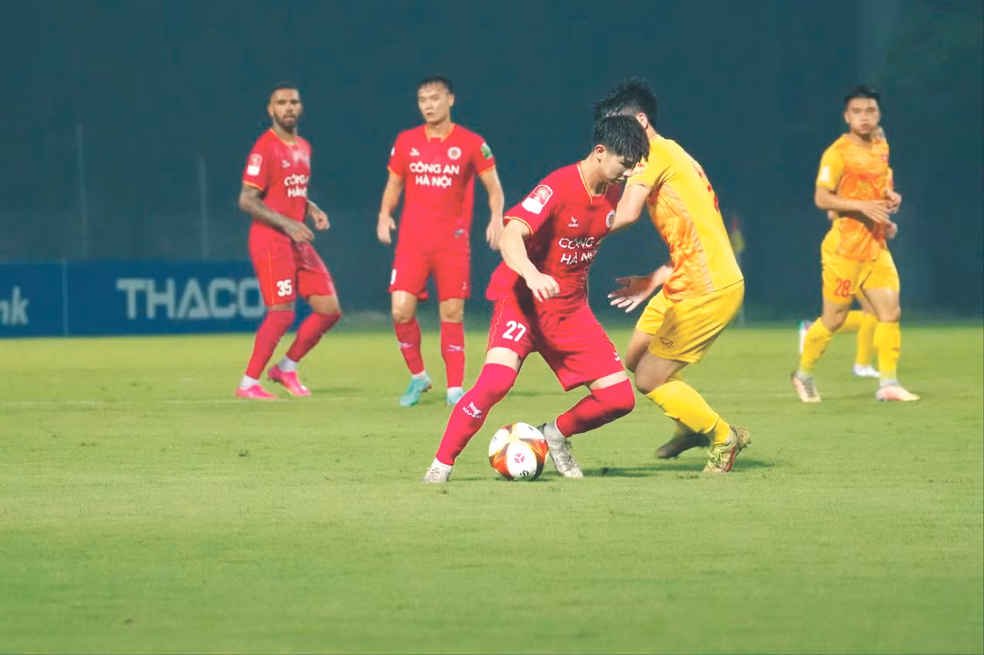 Cầu thủ CAHN đá giao hữu với U23 Việt Nam trong dịp FIFA Days. Ảnh: Anh Tú