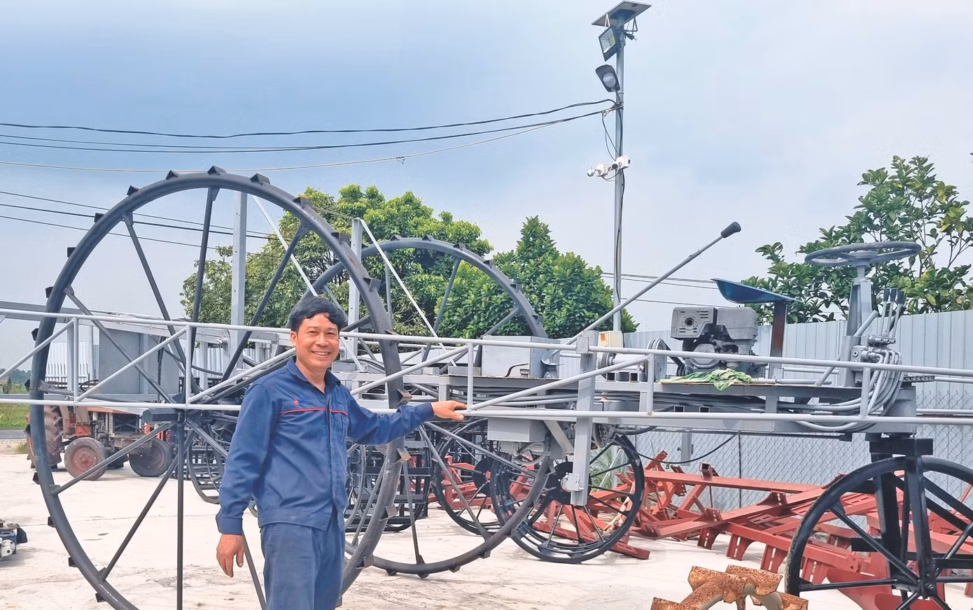 Anh Hát bên máy phun thuốc siêu tốc