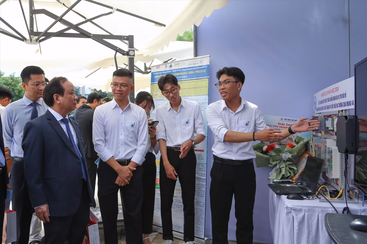 Nhóm nghiên cứu giới thiệu hệ thống “chẩn bệnh” đường ống tại Festival Sáng tạo trẻ năm 2024 của ĐH Đà Nẵng Ảnh: Giang Thanh