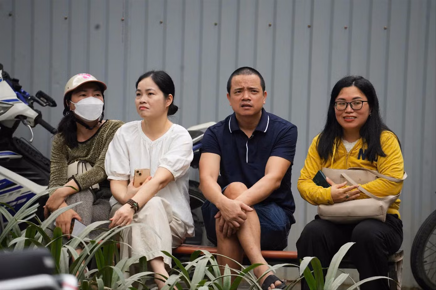 Nhiều phụ huynh chờ con đi thi. Ảnh: Hoàng Mạnh Thắng