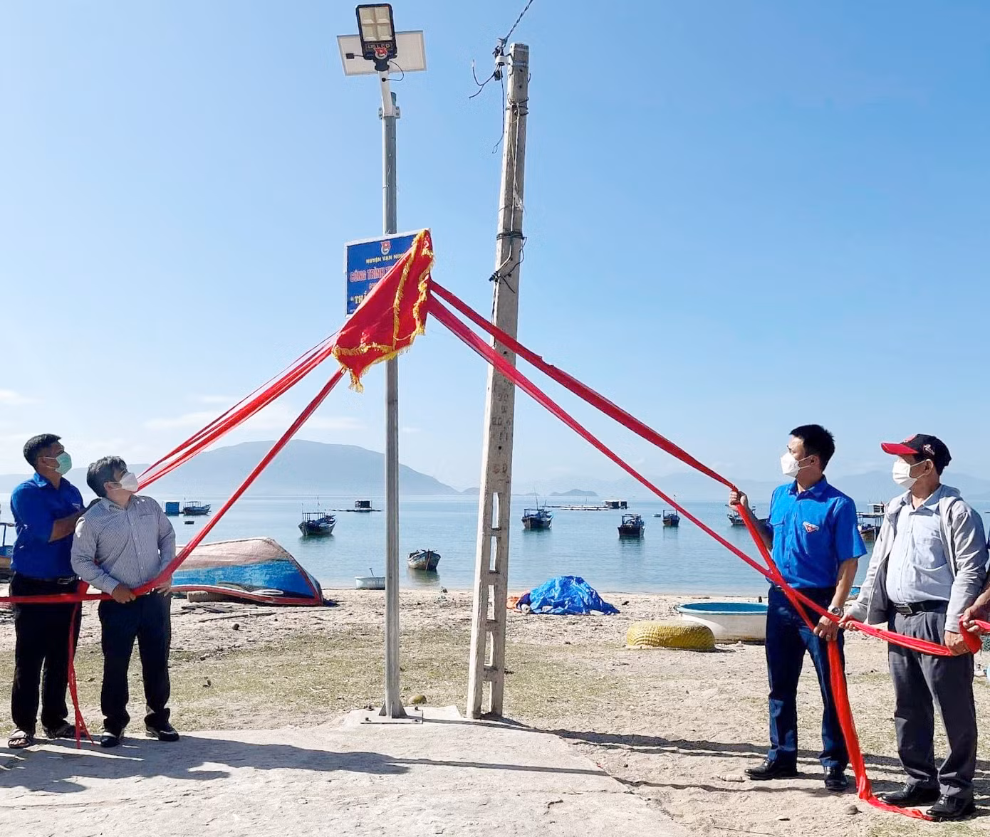Công trình thanh niên “Thắp sáng thôn đảo” tại thôn Điệp Sơn. Ảnh: Thục Hiền
