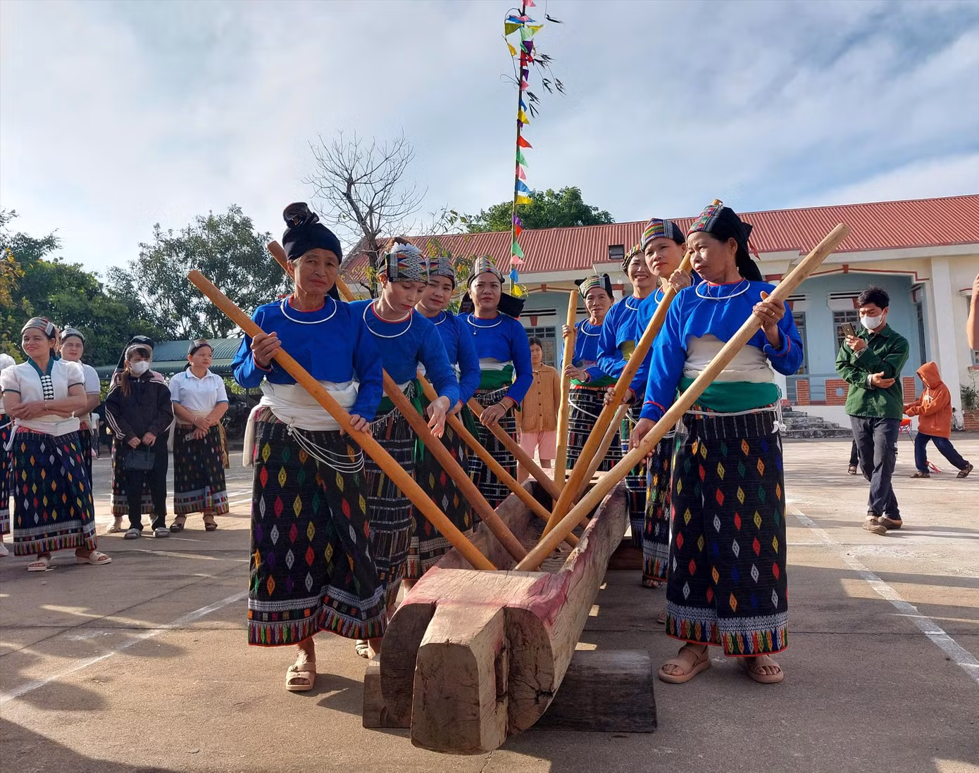 Phụ nữ dân tộc Thái tham gia khua luống