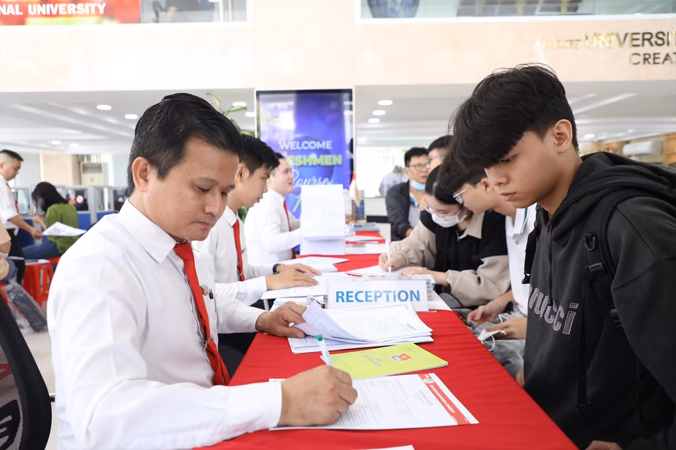 Học phí đầu năm học đang là gánh nặng của nhiều sinh viên khó khăn ảnh minh họa: Nguyễn Dũng