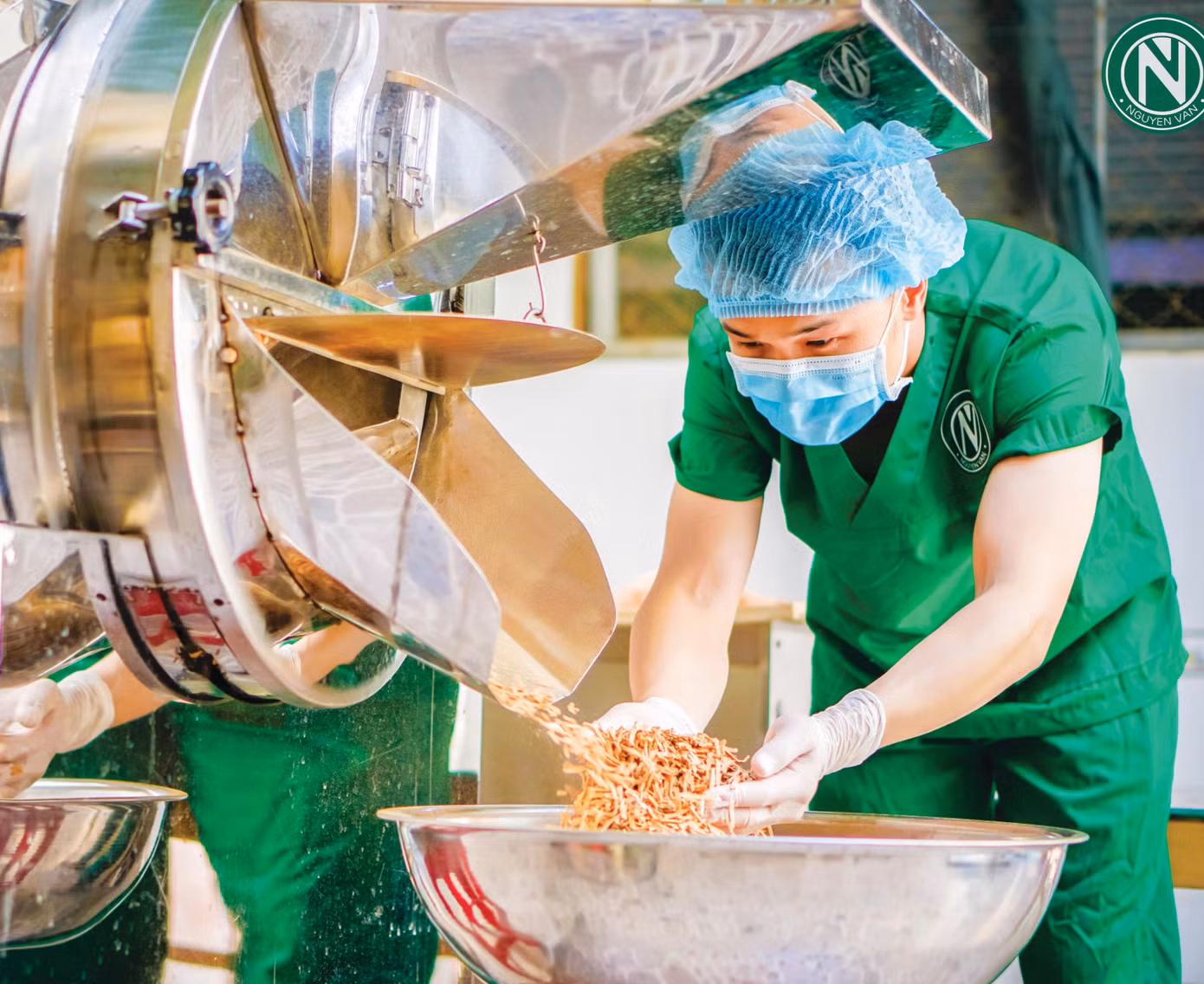 Anh Sơn kiểm tra sản phẩm trà mãng cầu