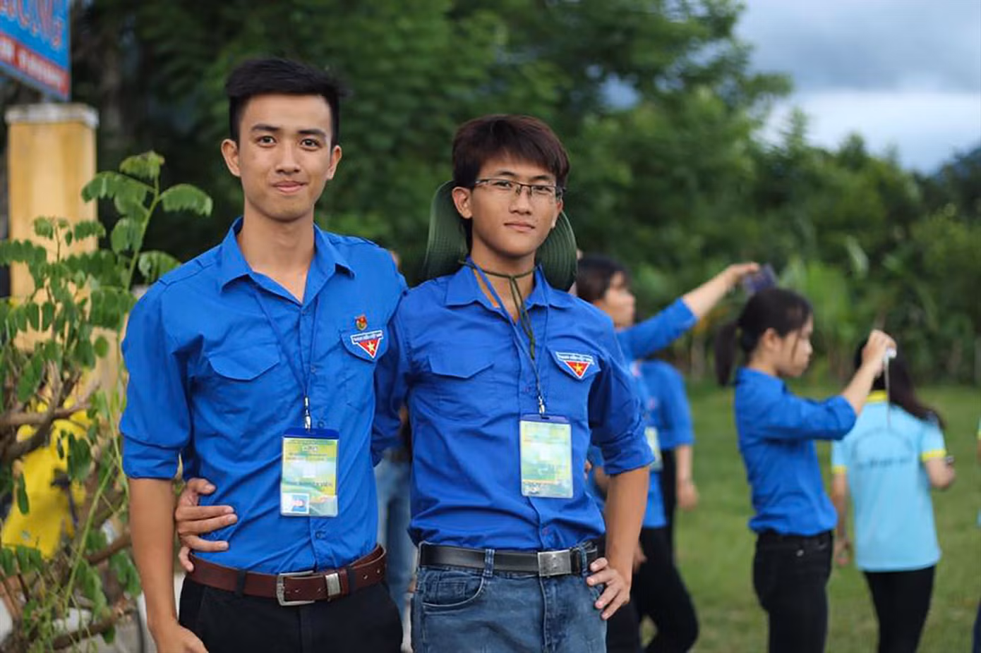 Màu áo Đoàn giúp Võ Anh Khoa - nghiên cứu sinh Tiến sĩ – ĐH Changwon, Hàn Quốc (bìa trái) tự tin, trưởng thành, dám dấn thân và dám cống hiến.