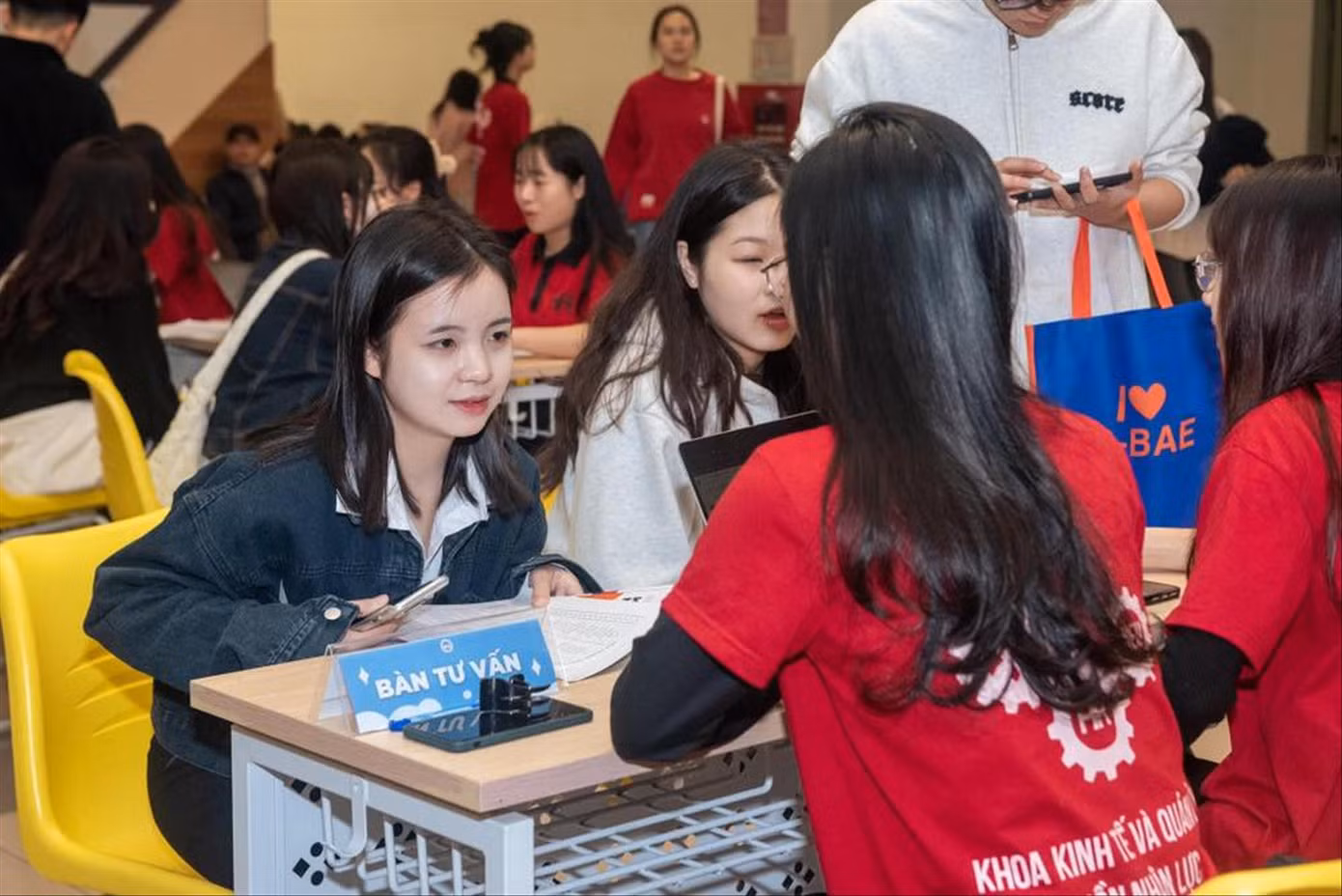Thí sinh cần lưu ý những điểm mới trong xét tuyển ĐH năm 2025. Ảnh: NEU Thí sinh cần lưu ý những điểm mới trong xét tuyển ĐH năm 2025. Ảnh: NEU