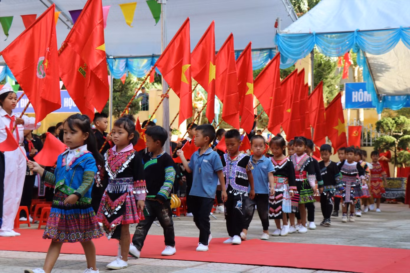 Hơn 800 học sinh Trường Phổ thông Dân tộc bán trú Tiểu học và Trung học cơ sở Hồ Bốn nô nức đến trường dự khai giảng năm học mới