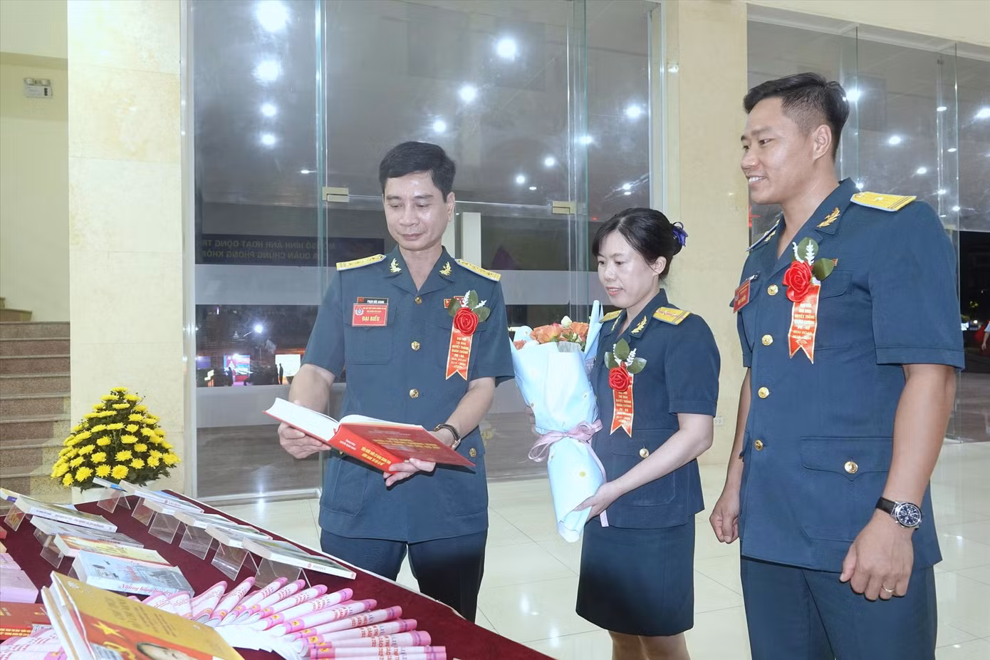 Trung tá Ong Thị Điệp (giữa) về dự Đại hội Thi đua Quyết thắng Quân chủng PK-KQ giai đoạn 2019-2024. ẢNH: NGUYỄN MINH