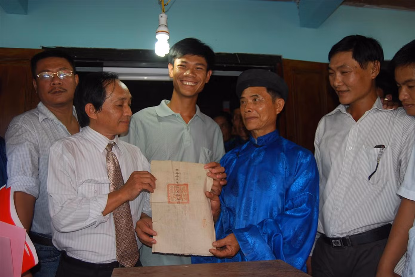 TS Nguyễn Đăng Vũ tiếp nhận tờ lệnh Hoàng Sa từ gia tộc Đặng Lý Sơn, ngày 9/4/2009. Ảnh TL của TS Vũ