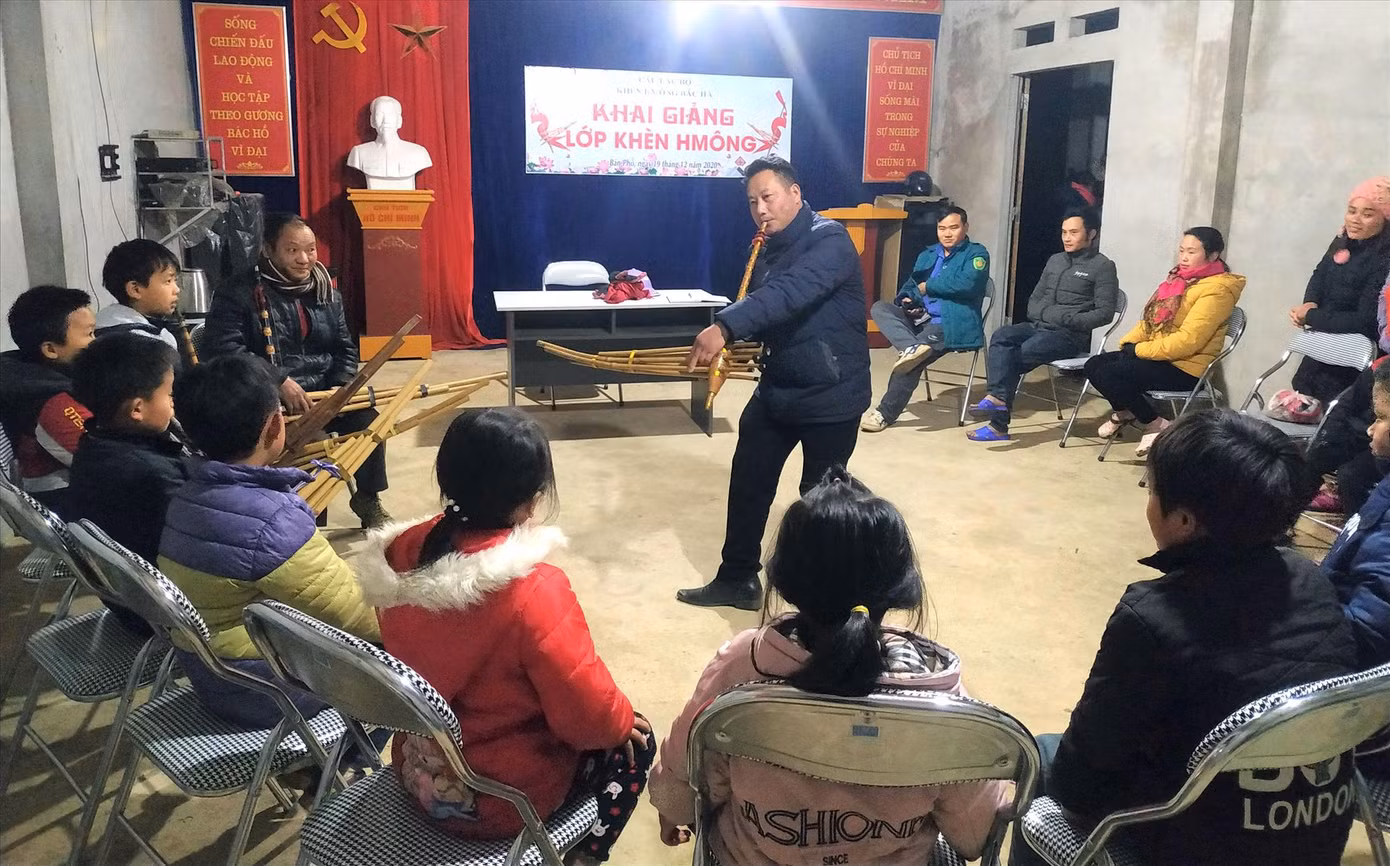 Anh Giàng A Hải (đứng), Bí thư chi Đoàn Trung tâm Văn hóa Thể thao Truyền thông huyện Bắc Hà (Lào Cai) dạy khèn cho học sinh. - Ảnh: NVCC