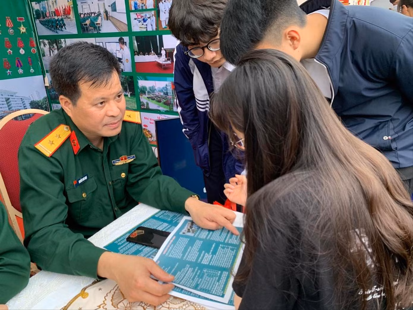 Tư vấn tuyển sinh vào các trường quân đội năm 2021 Ảnh: Nghiêm Huê