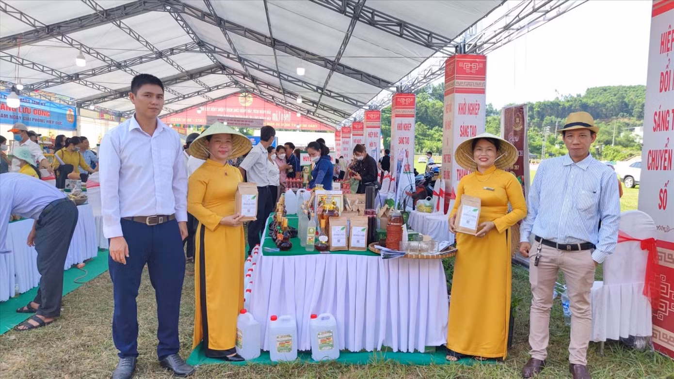 Anh Ngô Văn Chi (ngoài cùng bên trái) mang thương hiệu chè Bancha An Bằng đến một hội chợ OCOP
