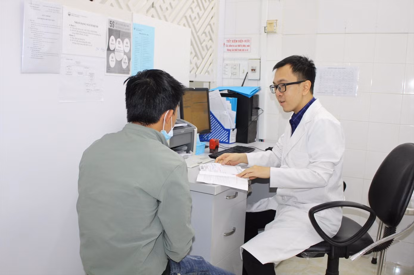 Bệnh nhân đến khám bệnh lý về da tại Bệnh viện Da Liễu TPHCM. Ảnh: Lan Anh