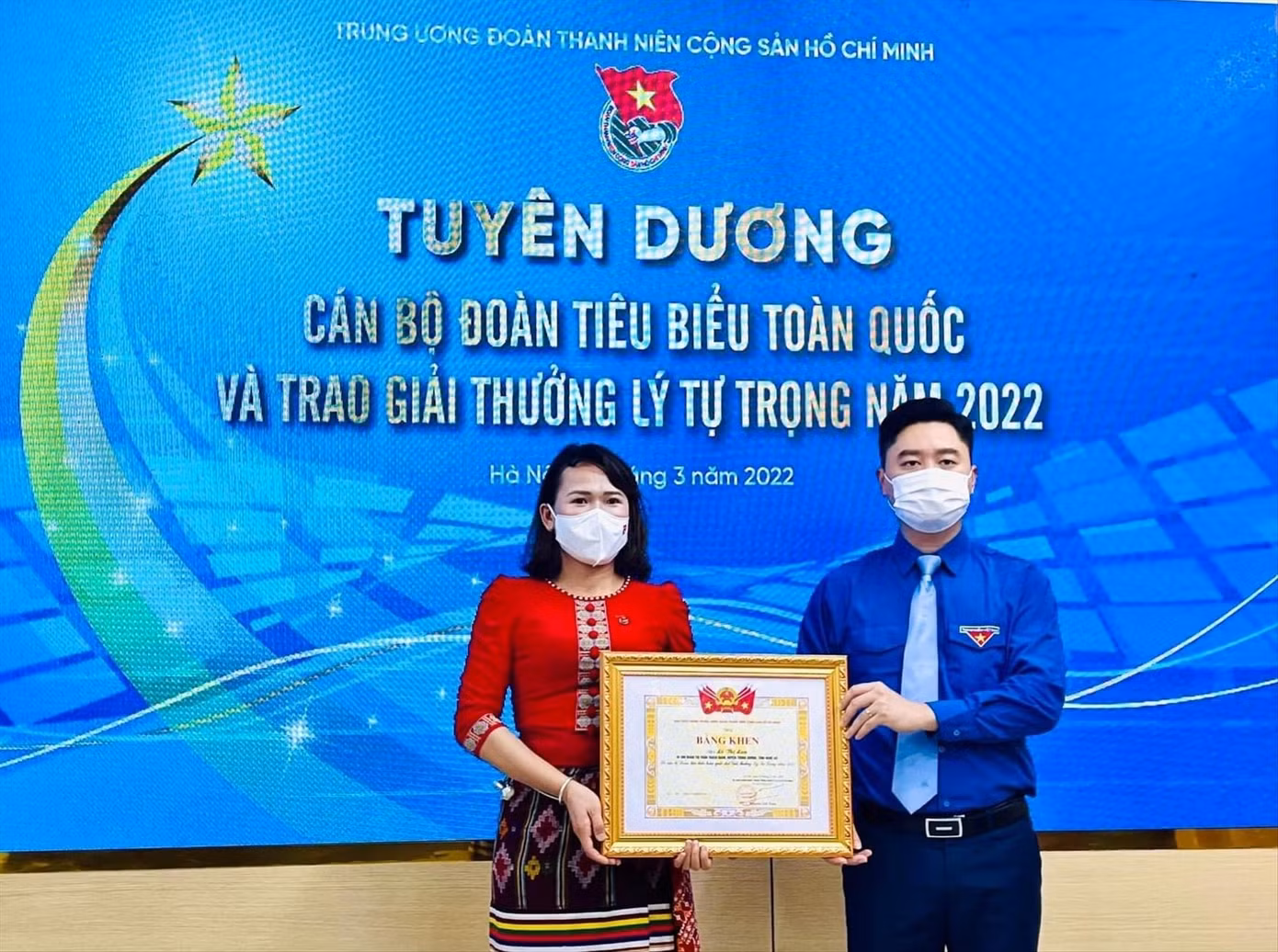 Chị Lô Thị Lan, Bí thư Đoàn thị trấn Thạch Giám vinh dự được T.Ư Đoàn trao tặng Giải thưởng Lý Tự Trọng năm 2022