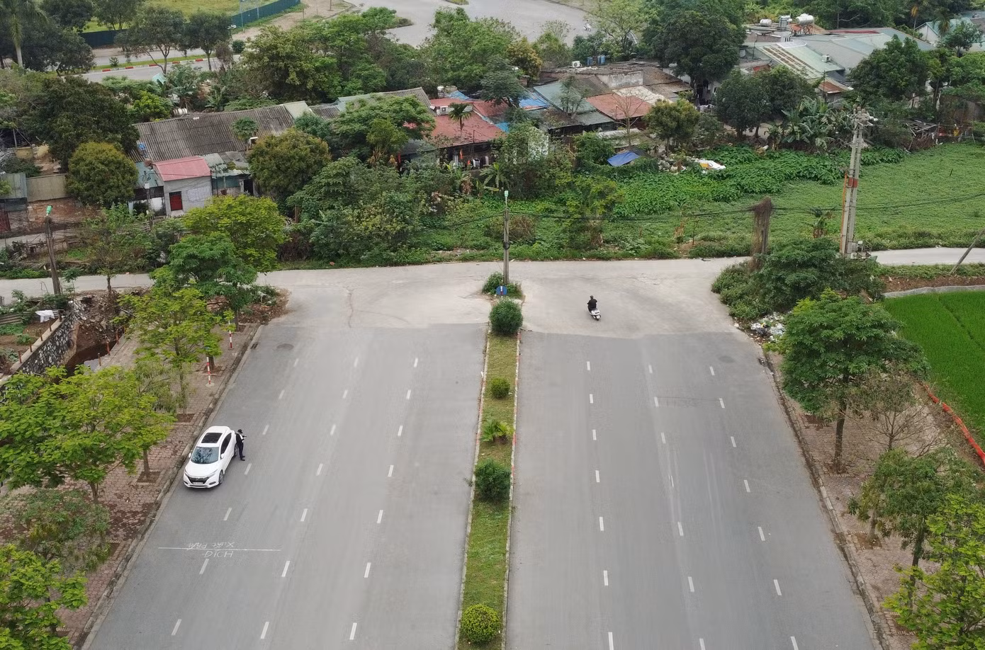 Được đầu tư đồng bộ, rộng 8 làn xe nhưng đường Mai Chí Thọ đi tới... ruộng