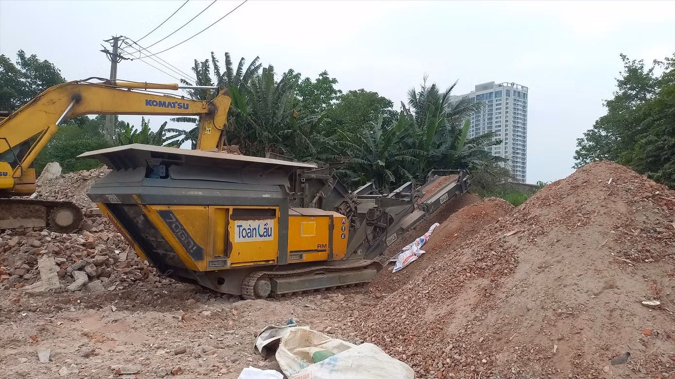 Máy nghiền tái chế rác thải tại bãi phế thải xây dựng thuộc phường Đại Kim (quận Hoàng Mai, Hà Nội)