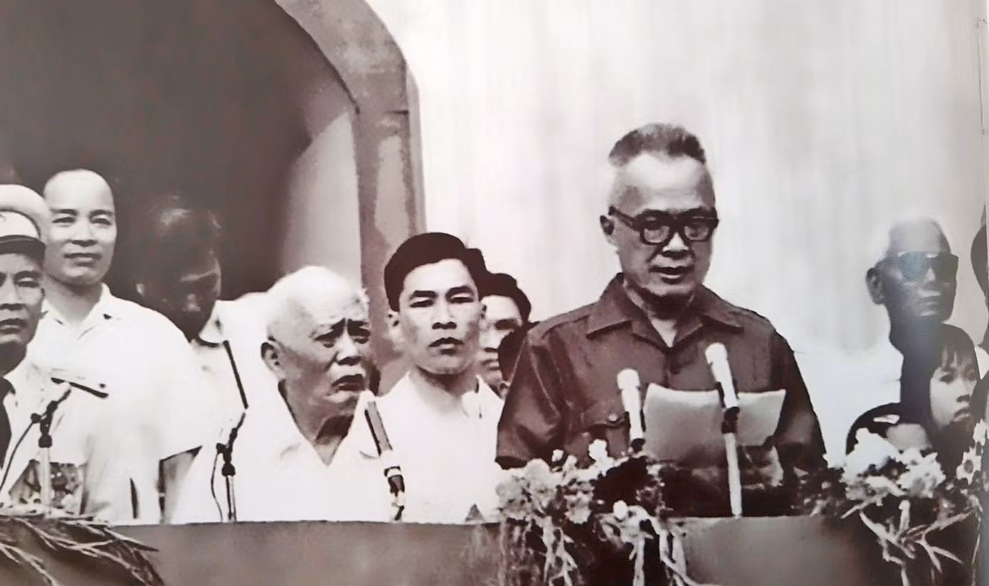 Luật sư Nguyễn Hữu Thọ đọc diễn văn chào mừng chiến thắng, thống nhất đất nước tại lễ mít tinh ngày 15/5/1975 tại Dinh Độc Lập. Ảnh: Tư liệu