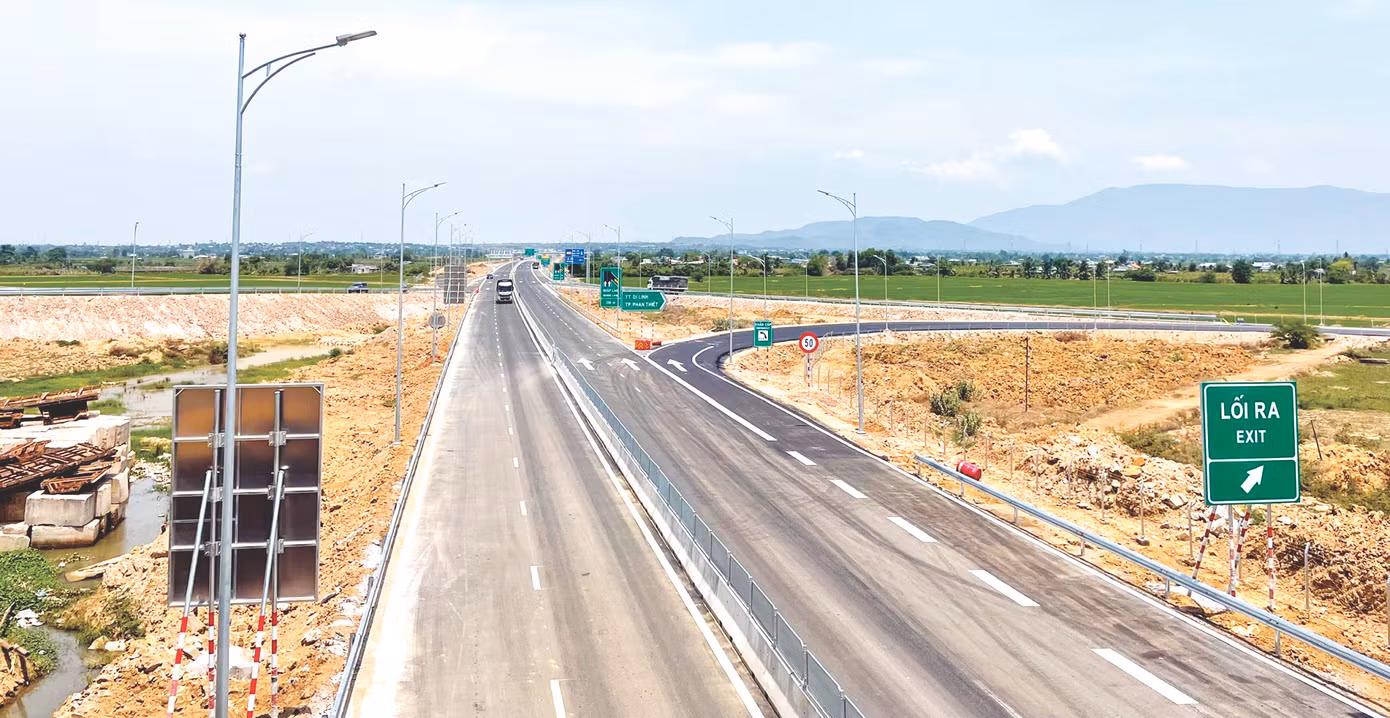 Thủ tướng yêu cầu các bộ ngành, địa phương rà soát, ưu tiên bố trí vốn đầu tư kết nối cao tốc với đường địa phương để tạo không gian phát triển mới. Ảnh cao tốc Bắc – Nam qua Bình Thuận