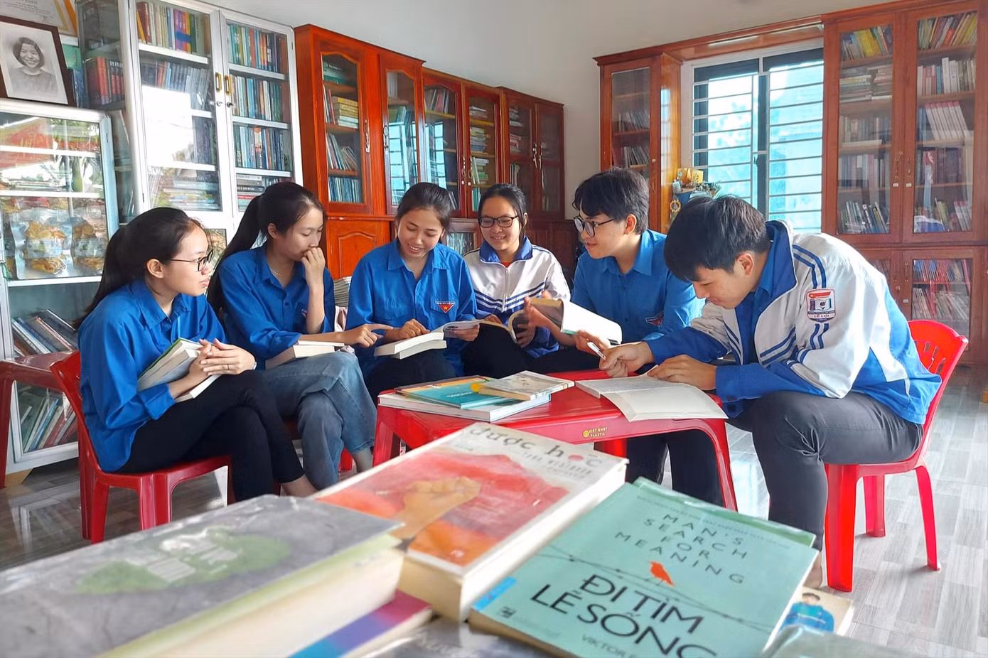 Thư viện sách miễn phí của chị Nga thu hút nhiều bạn trẻ.