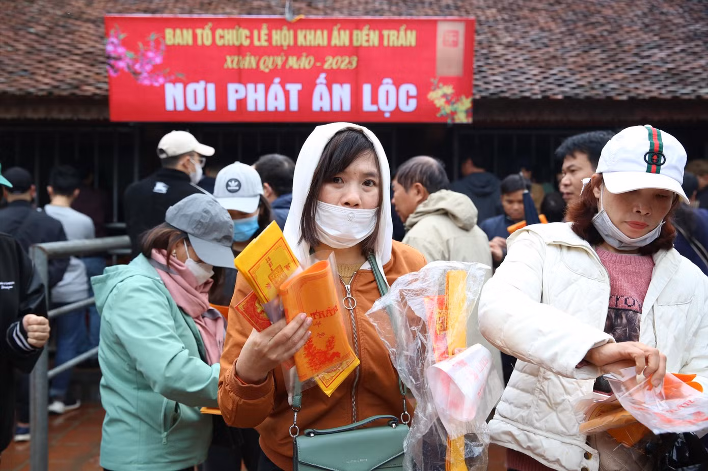 Người dân xin ấn đền Trần Ảnh: TRỌNG TÀI