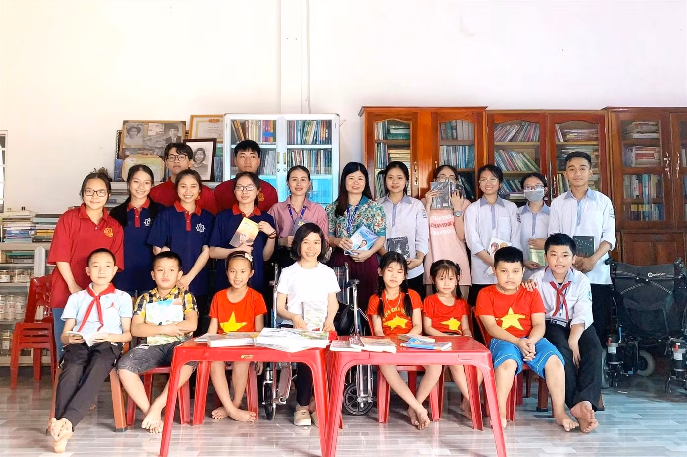 Chị Nga và các bạn đọc thân thiết tại thư viện miễn phí của mình.