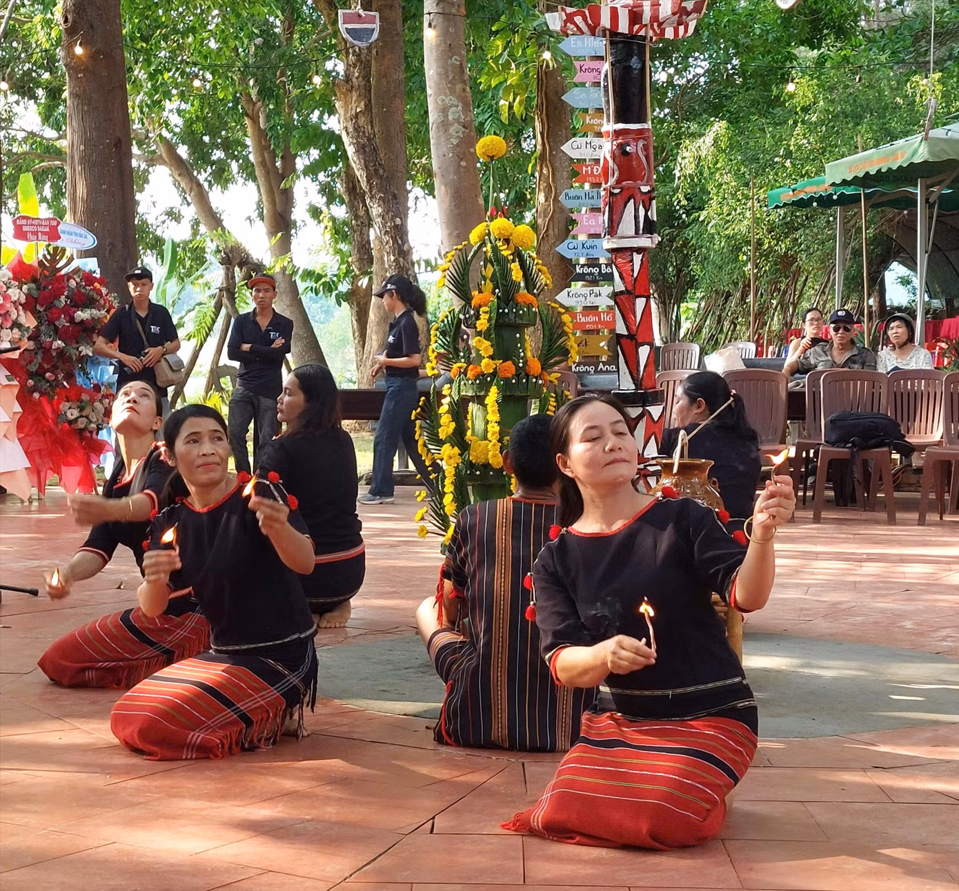 Nhiều gia đình đồng bào dân tộc M’nông vẫn duy trì lễ cúng bếp lửa Nhiều gia đình đồng bào dân tộc M’nông vẫn duy trì lễ cúng bếp lửa