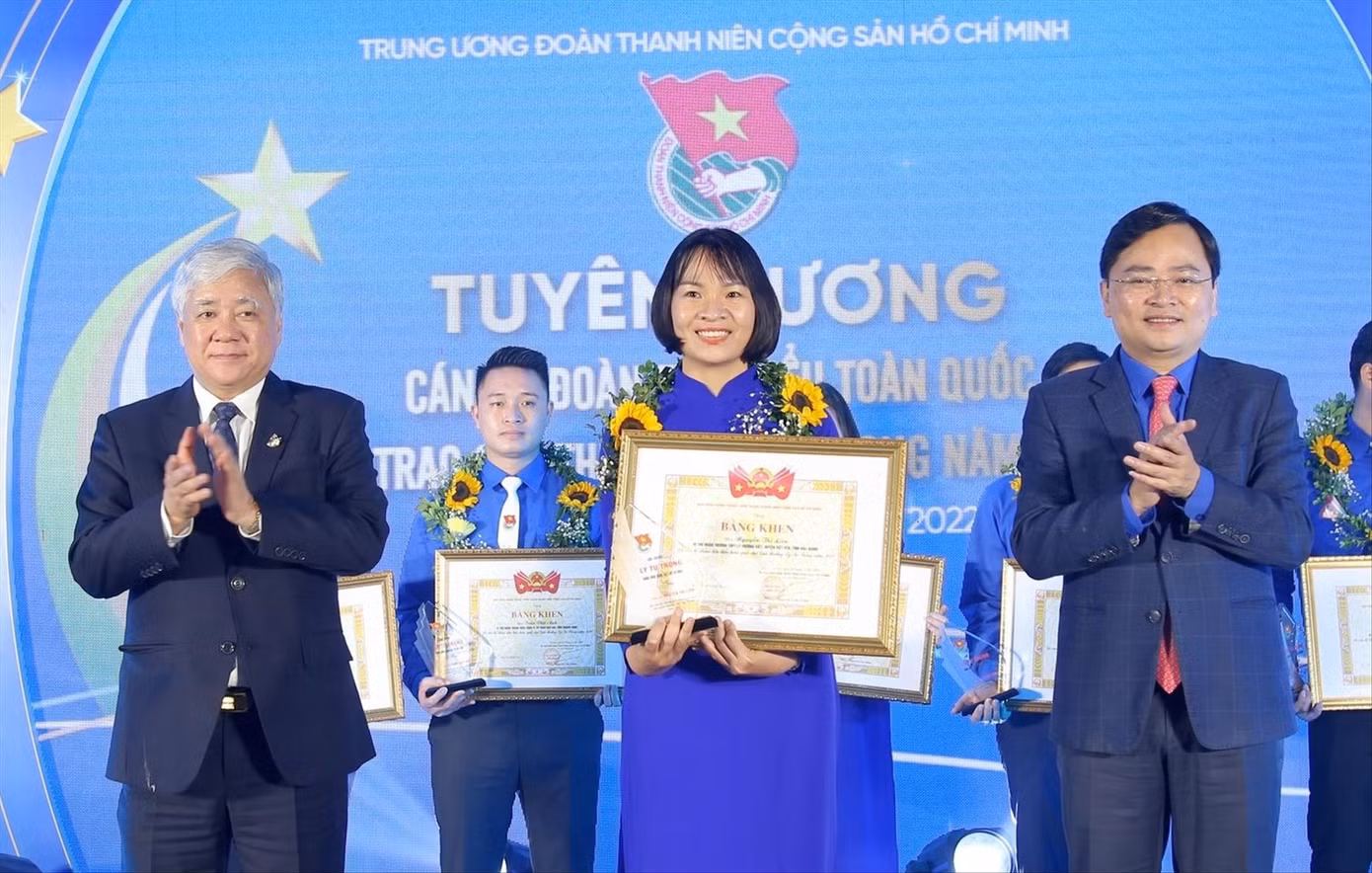Ông Đỗ Văn Chiến, Bí thư T.Ư Đảng, Chủ tịch Ủy ban T.Ư MTTQ Việt Nam và ông Nguyễn Anh Tuấn, (bên phải, nay là Bí thư Tỉnh ủy Bắc Ninh) trao Giải thưởng Lý Tự Trọng năm 2022. Ảnh: Bảo Anh