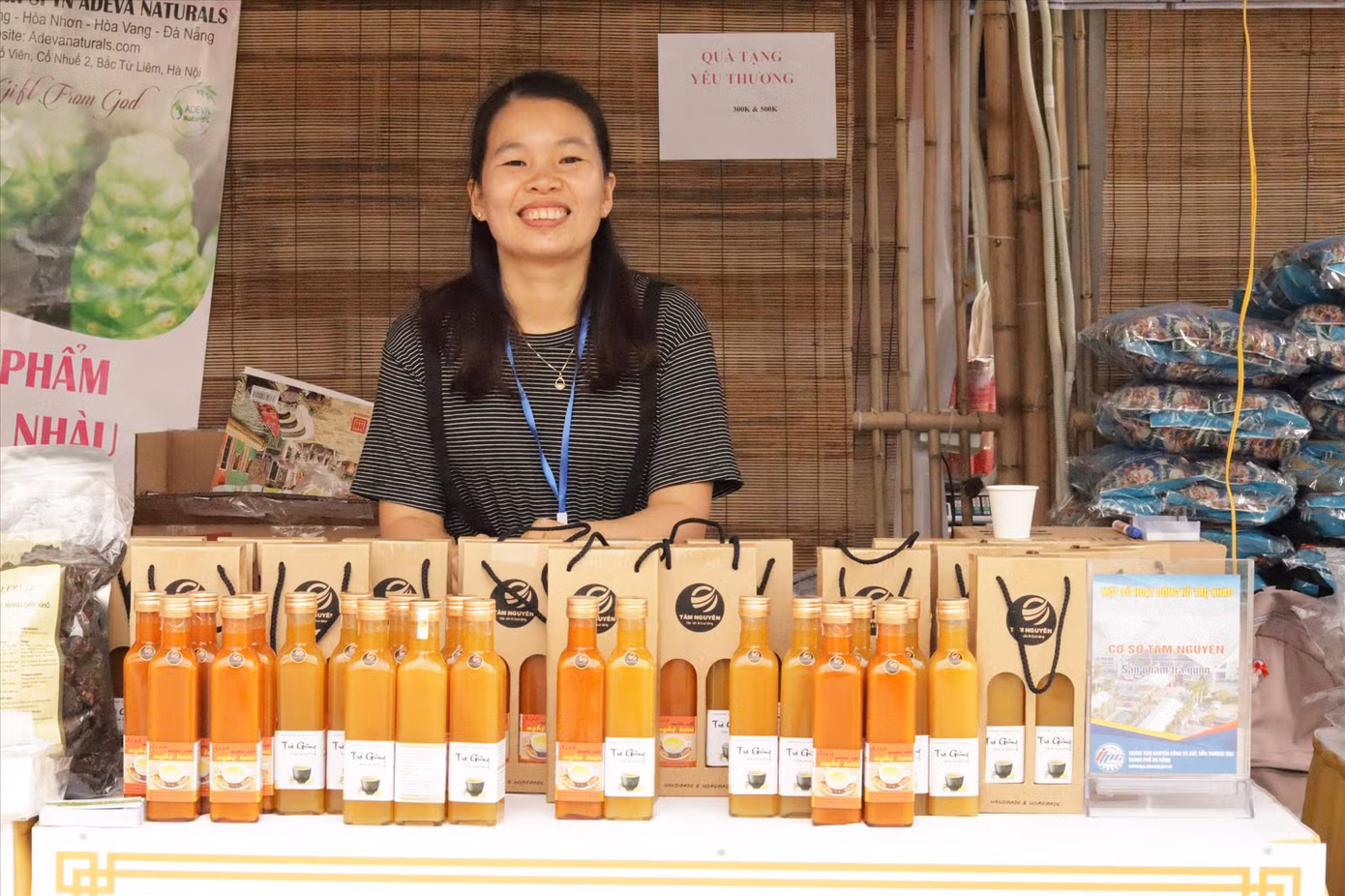 Chị Thu Nguyệt giới thiệu trà gừng Tâm Nguyên tại một hội chợ ở Đà Nẵng