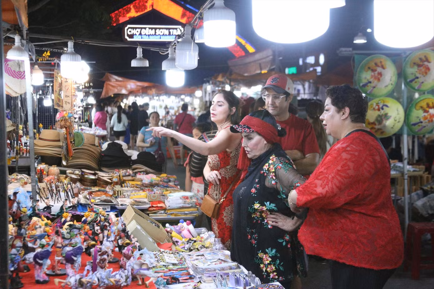 Chợ đêm Sơn Trà (Đà Nẵng) thu hút một lượng lớn du khách đến tham quan, trải nghiệm Chợ đêm Sơn Trà (Đà Nẵng) thu hút một lượng lớn du khách đến tham quan, trải nghiệm