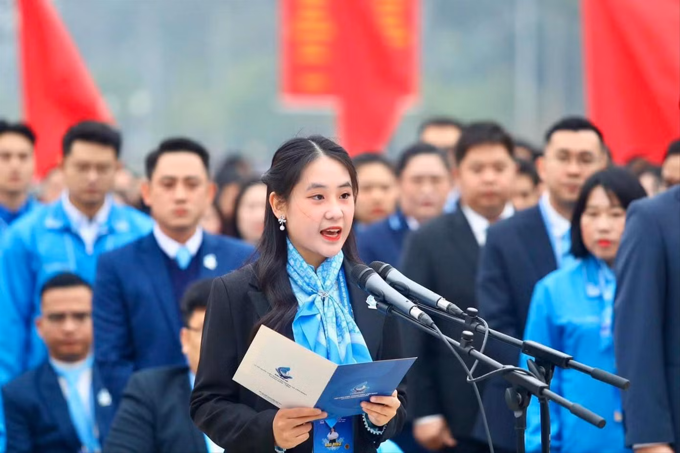 Chu Hoa Bảo Trâm đại diện đại biểu Đại hội đại biểu toàn quốc Hội LHTN Việt Nam lần thứ IX, nhiệm kỳ 2024-2029 đọc báo công dâng Bác