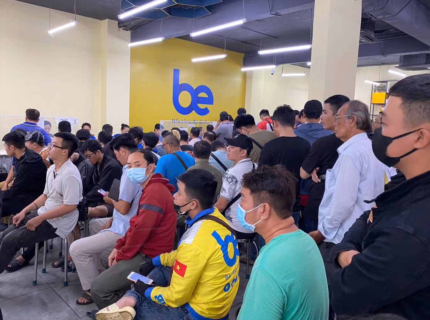 Điểm đăng ký tài xế mới của ứng dụng Be tấp nập người trong ngày 13/9 Ảnh: H.H
