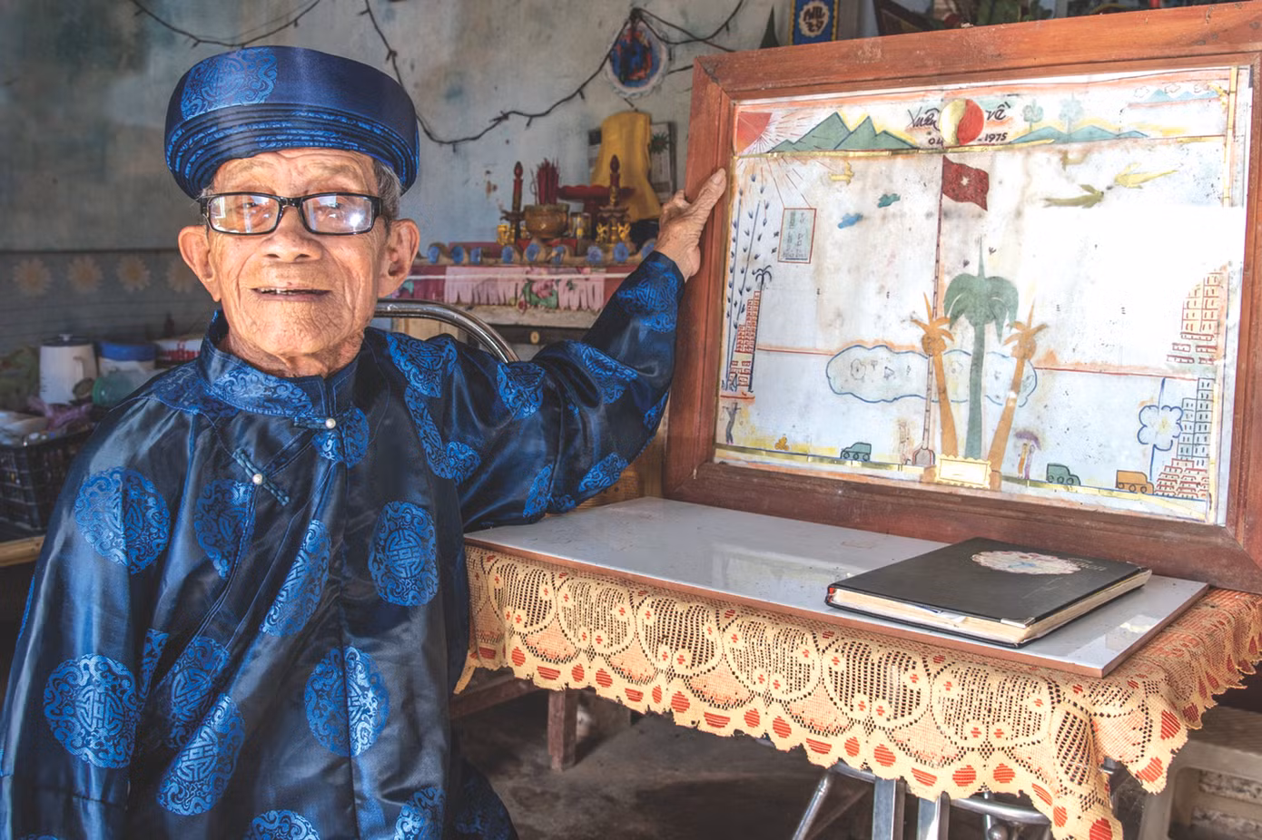 Thầy giáo Nguyễn Niệm với bức tranh tự tay vẽ đúng vào ngày 30/4/1975. Ảnh: Văn Chương