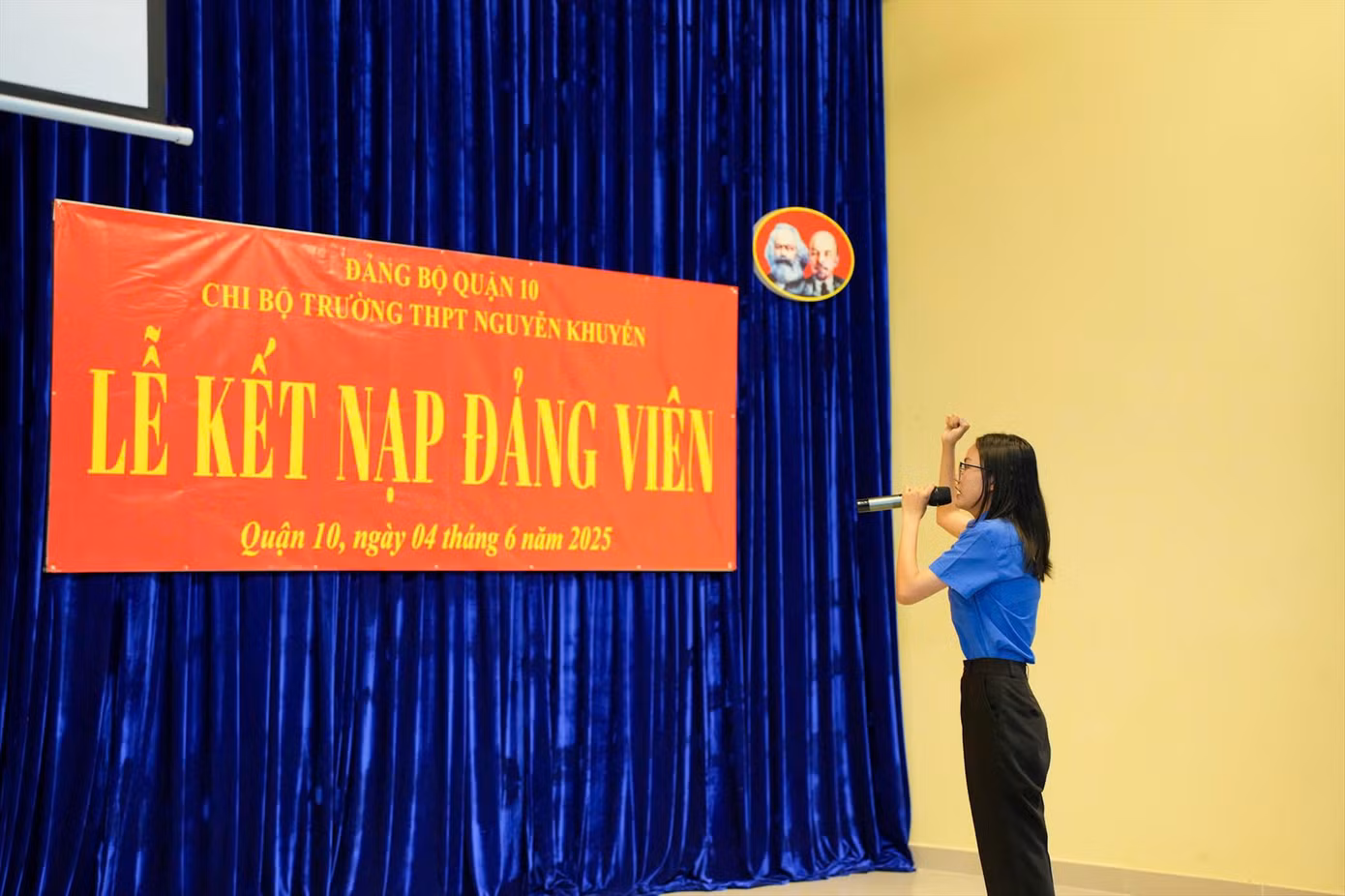 Lê Ngọc Mỹ Trâm tuyên thệ tại lễ kết nạp Đảng