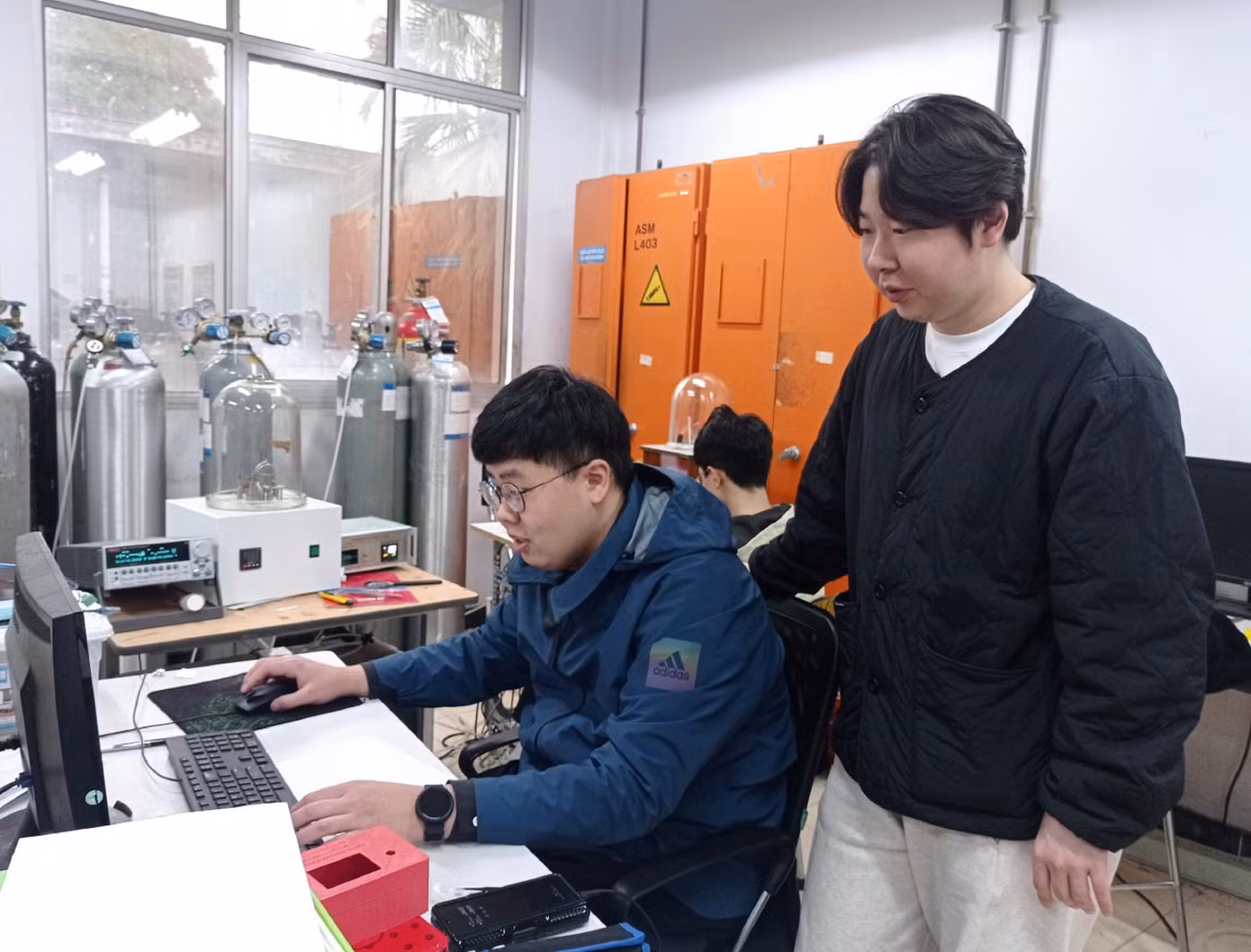 Sinh viên Hàn Quốc trải nghiệm tại phòng nghiên cứu của ĐH Bách khoa Hà Nội