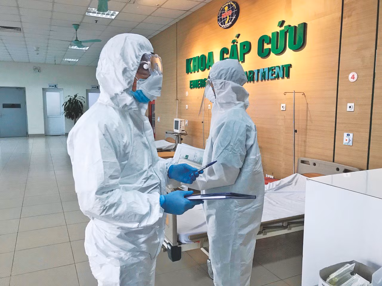 Phóng viên tác nghiệp tại Khoa cấp cứu