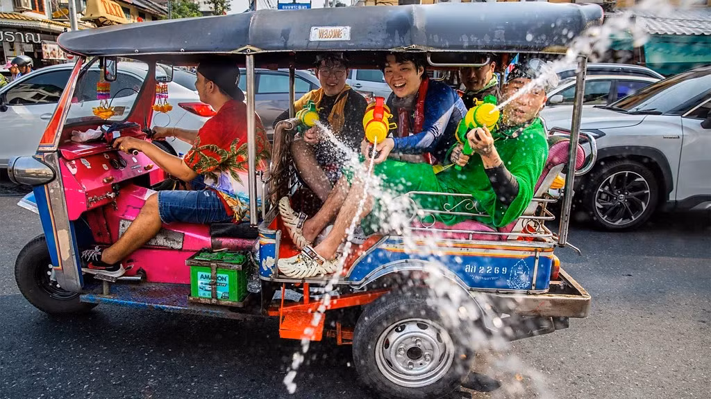 Người dân địa phương bắn súng nước