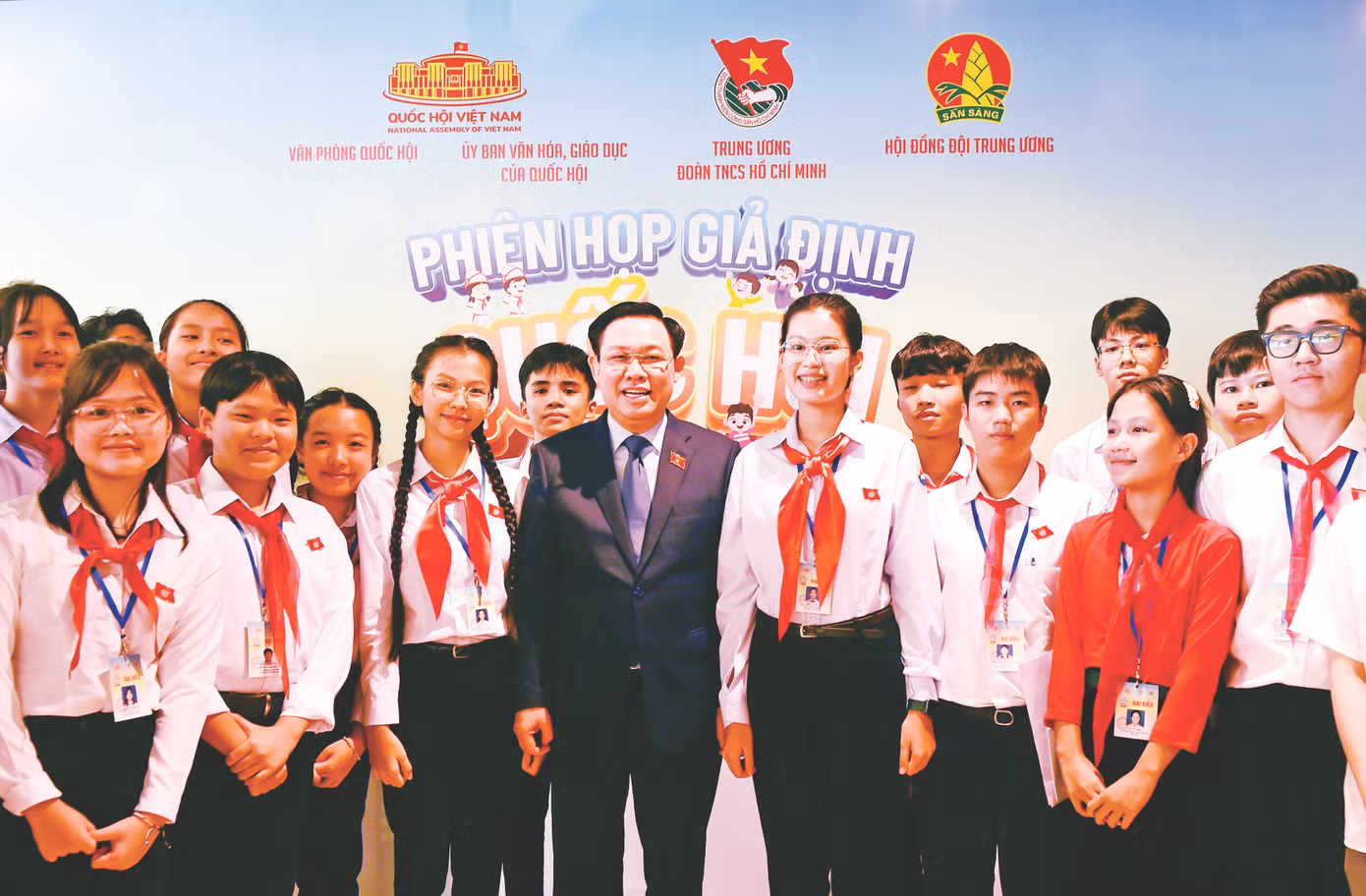 Em Đặng Cát Tiên (Khánh Hòa) vào vai Chủ tịch "Quốc hội trẻ em", cùng các đại biểu thiếu nhi tham dự phiên họp giả định "Quốc hội trẻ em" lần thứ I chụp ảnh cùng Chủ tịch Quốc hội Vương Đình Huệ Ảnh: Xuân Tùng