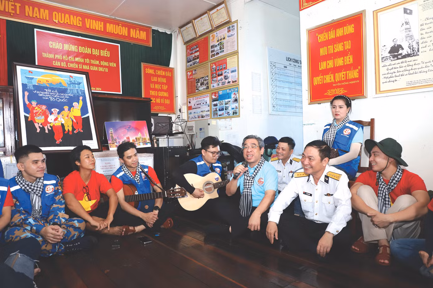 Phó Bí thư Thành ủy TPHCM Nguyễn Phước Lộc cùng các thành viên đoàn công tác giao lưu văn nghệ với cán bộ, chiến sĩ Nhà giàn DK1/10. Ảnh: Ngô Tùng