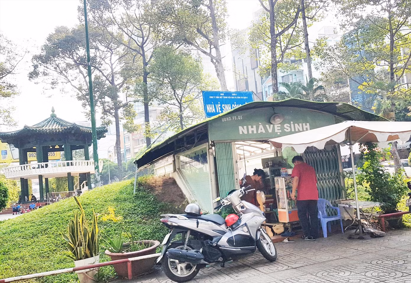 Nhà vệ sinh công cộng tại Công viên Hòa Bình, quận 5 biến thành quầy tạp hóa - ảnh: Vân Sơn