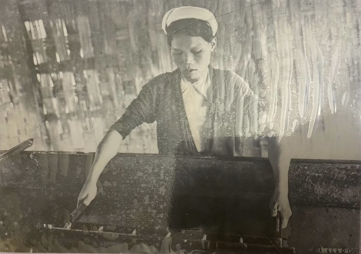 Một người phụ nữ làng Yên Thái đang thực hiện công đoạn xeo giấy. Thời xưa, tay người phụ nữ Yên Thái nào cũng chi chít vết sẹo vì phải tì vào thành bể xeo quá nhiều