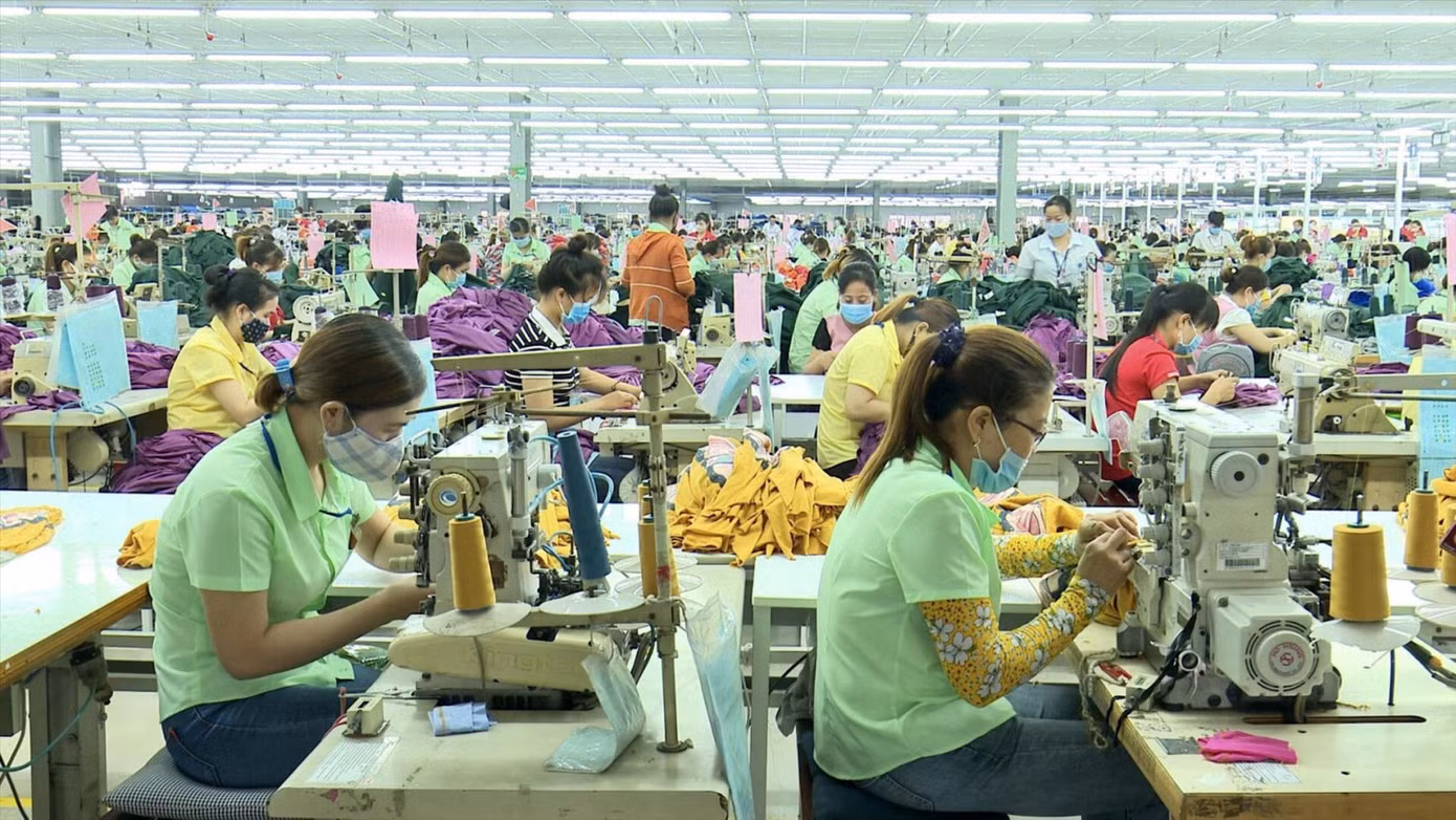 Công nhân sản xuất trong một nhà máy ở Bình Dương ảnh: H.C