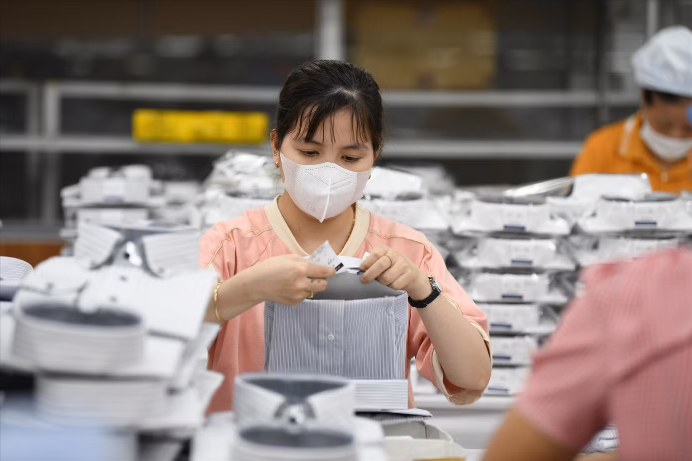 Doanh nghiệp dệt may đối mặt khó khăn về tuyển dụng lao động cùng các tiêu chí xanh hóa. Ảnh: Như Ý