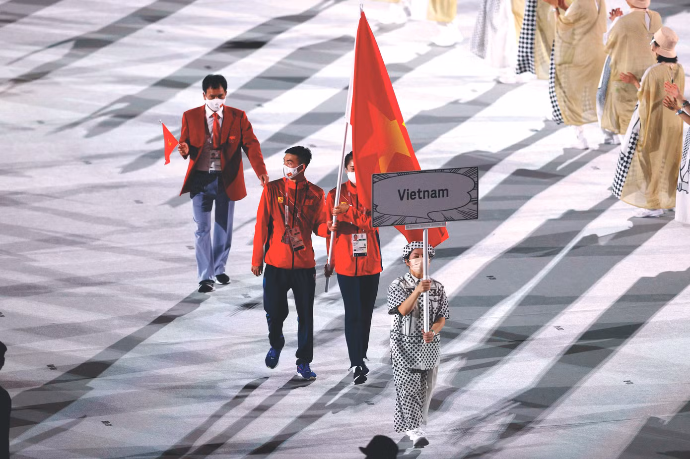Huy Hoàng vinh dự cầm cờ cho đoàn thể thao Việt Nam tại Olympic 2020