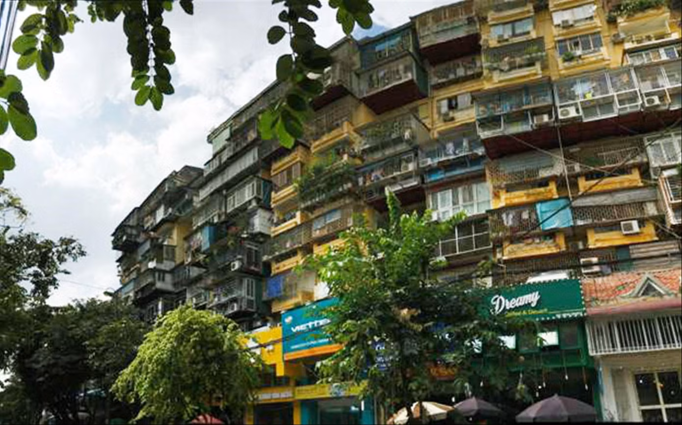 Chung cư cũ xuống cấp nghiêm trọng tại Hà Nội Ảnh: PV