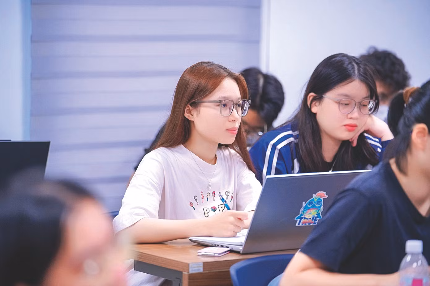 Sinh viên ĐHQG Hà Nội trong lớp học. Ảnh: NGHIÊM HUÊ