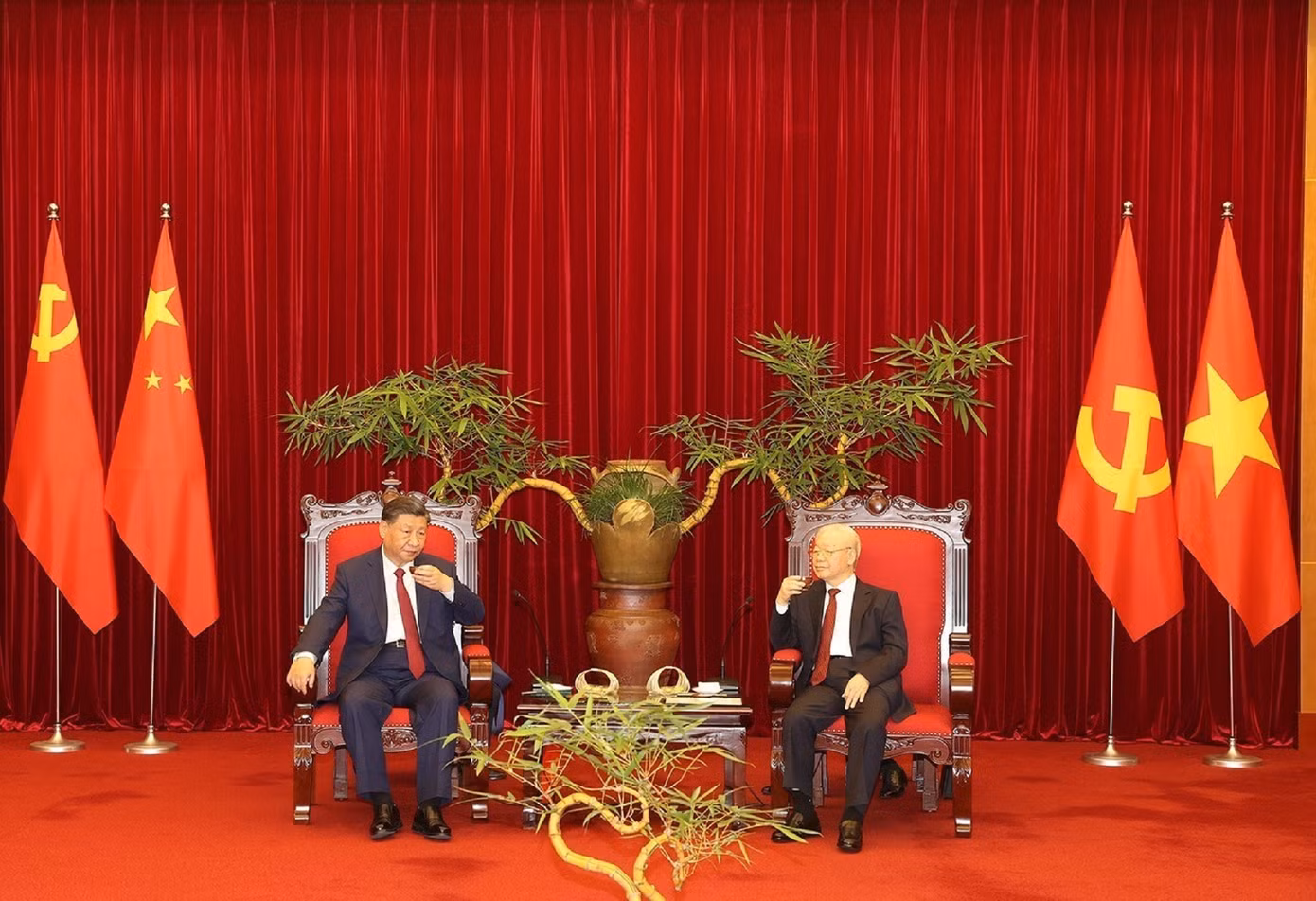 Tiệc trà giữa cố Tổng Bí thư Nguyễn Phú Trọng và Tổng Bí thư, Chủ tịch Trung Quốc Tập Cận Bình vào chiều tối 12/12/2023 với tác phẩm “Lưỡng long chầu nhật” của Sỹ Luân ở phía sau Ảnh: TTXVN